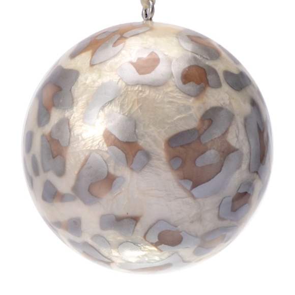 Leopard Prints Lacquered Hand-made Painted Capiz Christmas Ornament - Silver - Picture 1 of 2